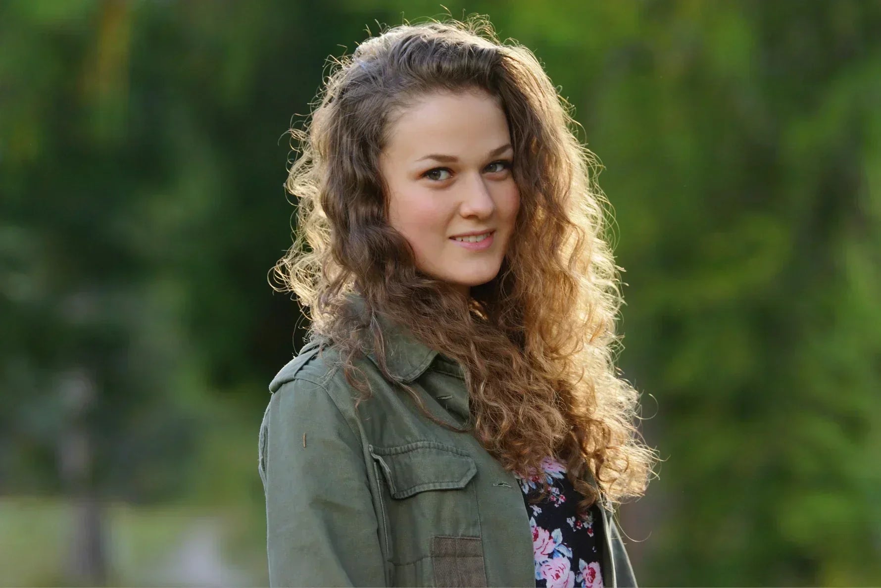 دليل الشعر الويفي في قطر: فهم العناية بشعر 2A و2B و2C — رغم الحرّ والرطوبة والميّة الثقيلة.